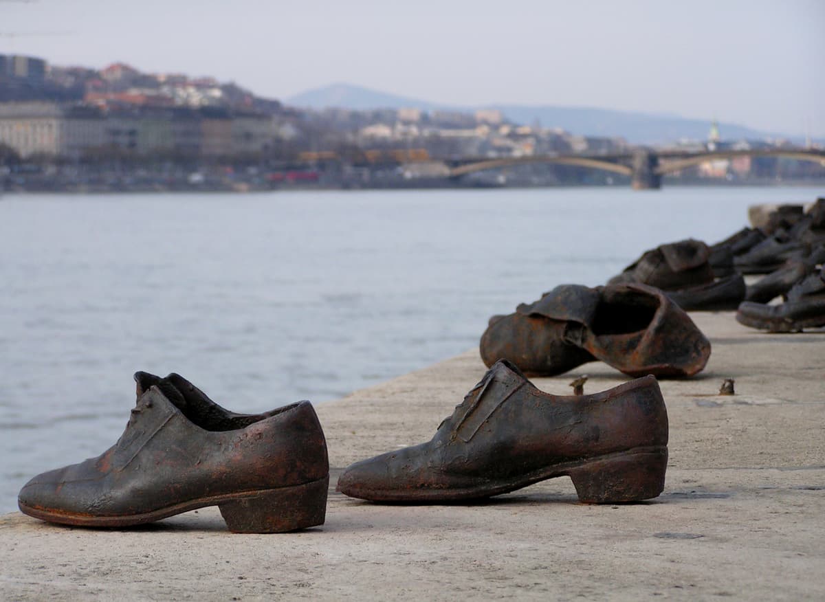 Pamätník pripomínajúci vraždenie Židov na brehu Dunaja v  Budapešti. Foto: Neil/flickr.com