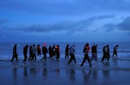 Imigranti, ktorí prišli člnom k mestu Gravelines vo Francúzsku v októbri 2025. Foto: Gareth Fuller, PA Images / Alamy / Profimedia