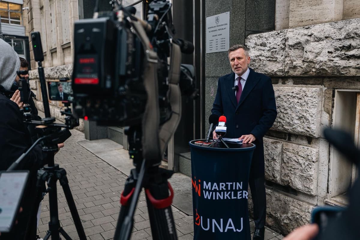 Kandidát na primátora Martin Winkler pred Generálnou prokuratúrou. FOTO: Archív Martina Winklera